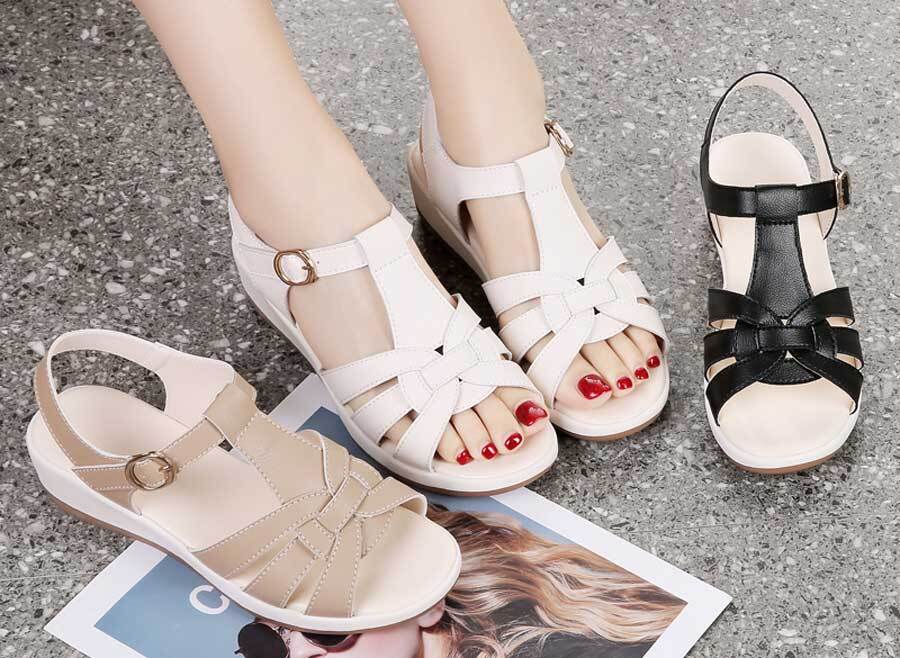 Women's casual accent strap cut out buckle shoe sandals